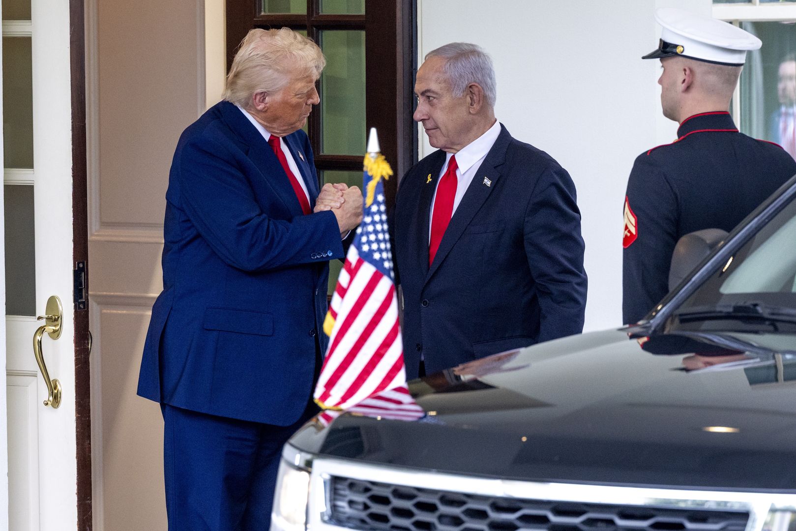 US President Trump welcomes Israeli Prime Minister Benjamin Netanyahu in Washington
epa12016855 US President Donald J. Trump (L) walks Israeli Prime Minister Benjamin Netanyahu to his limo following their meetings at the White House in Washington, DC, USA 07 April 2025. President Trump and Prime Minister Netanyahu's East Room press conference was cancelled and the two leaders took questions from the news media in the Oval Office.  EPA/SHAWN THEW 
Dostawca: PAP/EPA.
SHAWN THEW
diplomacy, government, flag, politics, trade, markets, tariffs, war, Gaza