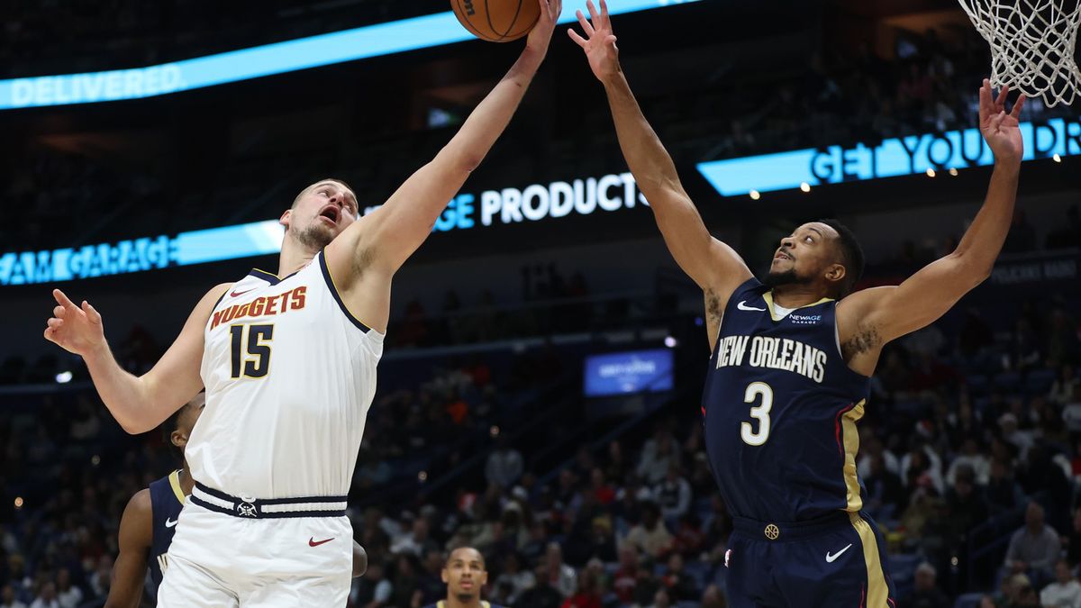 Getty Images / Chris Graythen / Na zdjęciu: Nikola Jokić (z lewej)