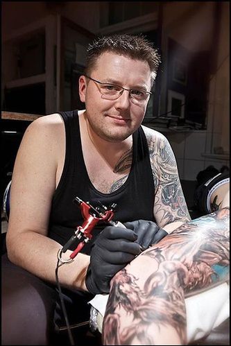 Maciej Fludziński zajmuje się tatuowaniem od 2000 roku