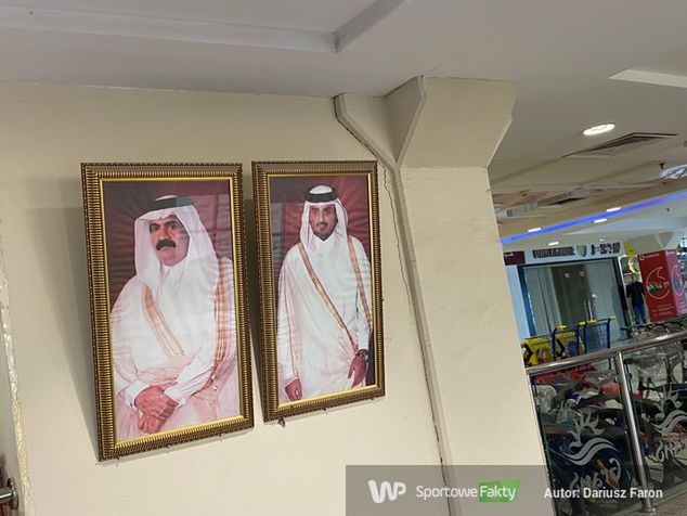 Emir Kataru na ścianie w centrum handlowym Asia Town.