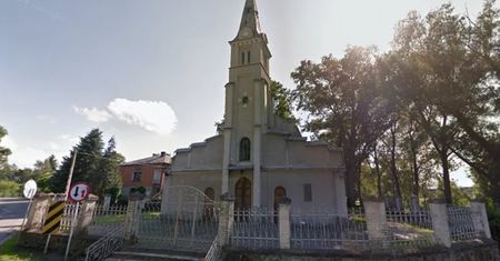 Dantejskie sceny w kościele. W środku pełno krwi