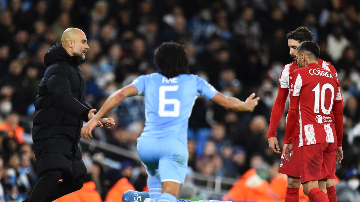 PAP/EPA / PETER POWELL / Jack Grealish po kopnięciu piłką przez Angela Correę w meczu Ligi Mistrzów Manchester City - Atletico Madryt