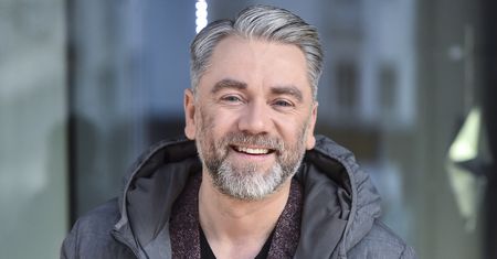 Kuba Badach ma znanego ojca. Przez lata był związany z polityką
