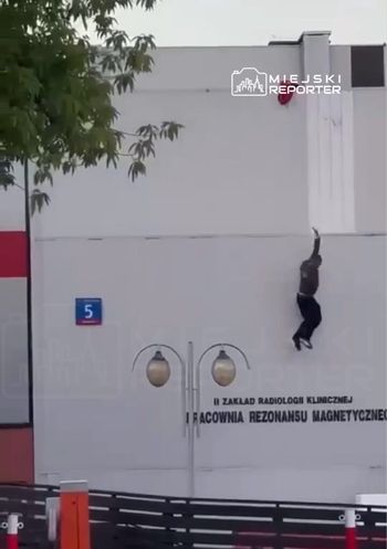 Pacjent uderzył ratownika, wyskoczył z karetki, wszedł na dach szpitala i skoczył. Na miejscu działały służby
