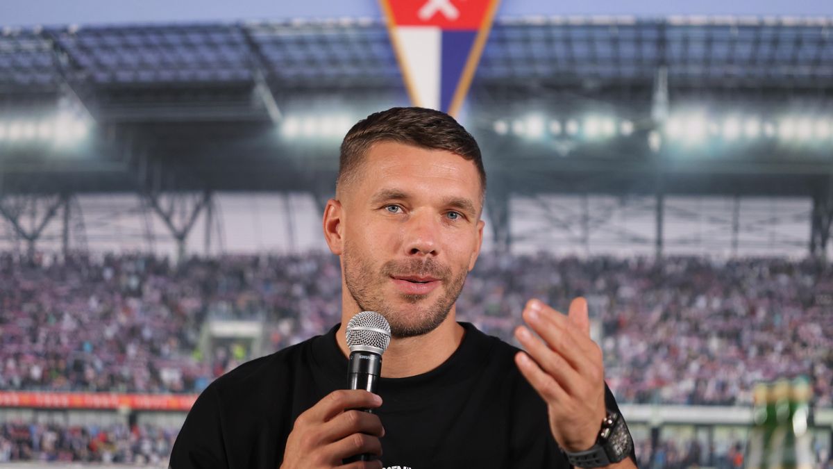 Lukas Podolski podczas prezentacji w Górniku
