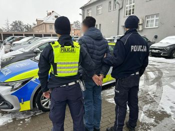 Cieszków: Wyprzedzał przed przejściem, omal nie potrącił pieszego. Kierowca chciał wykupić się łapówką