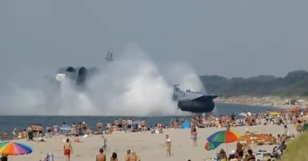 Rosja: Okręt desantowy wystraszył turystów na plaży
