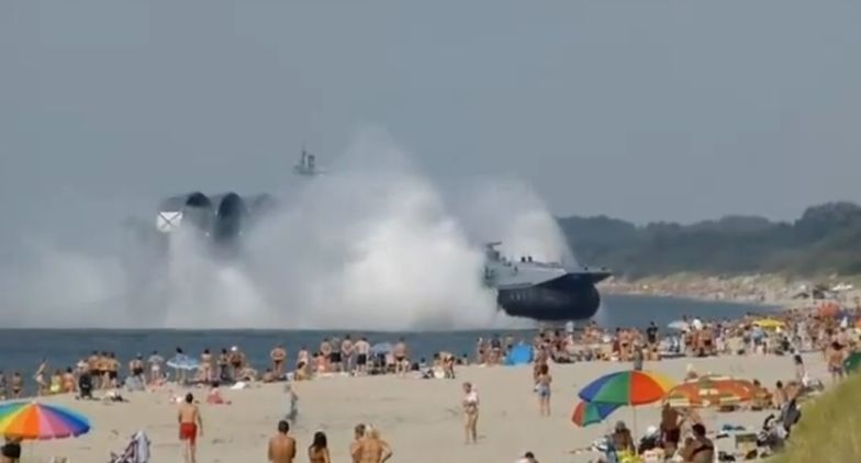 Rosja: Okręt desantowy wystraszył turystów na plaży