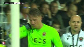 Marcin Bułka trafiony kubkiem z piwem. Długo nie podnosił się z murawy