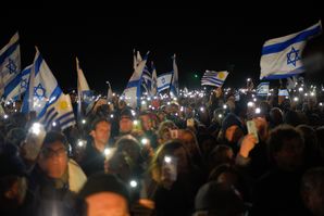 People wave Israeli and Uruguayan flags during a vigil in solidarity with Israel, in Montevideo, Uruguay, 11 October 2023. Hundreds of members of the Uruguayan Jewish Community gathered on 11 October at an event in Montevideo to show their support for Israel and pay tribute to those who died after the Hamas attacks. Thousands of Israelis and Palestinians have died since the militant group Hamas launched an unprecedented attack on Israel from the Gaza Strip on 07 October 2023, leading to Israeli retaliation strikes on the Palestinian enclave. EPA/GIANNI SCHIAFFARINO Dostawca: PAP/EPA.