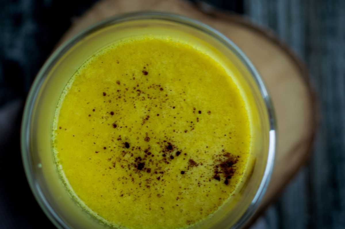 Ten napój to pogromca infekcji. Dodaj do mleka kilka przypraw i wypij od razu