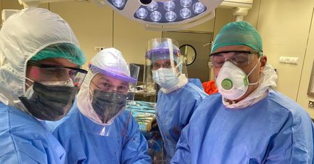 Uratowali 18-latkę z COVID-19. Pierwsza taka operacja