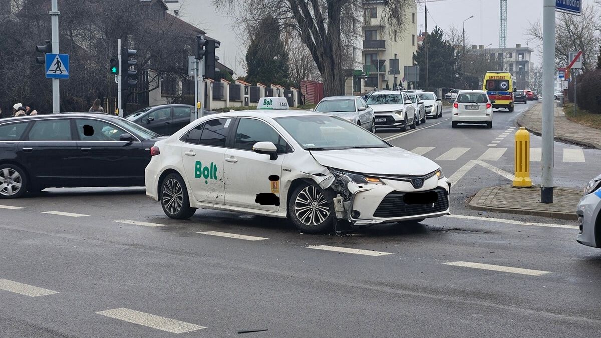 Zderzenie toyoty z seatem na skrzyżowaniu ulic Północna, Prusa, Jaczewskiego i Biernackiego w Lublinie