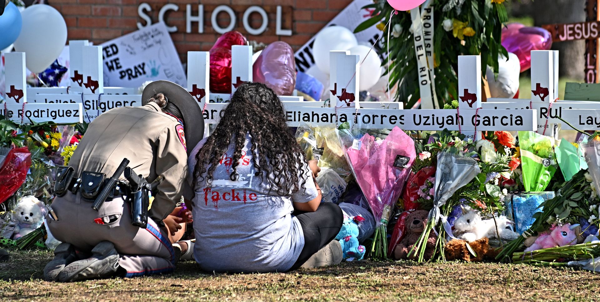 Uvalde, Teksas, USA, policjantka pociesza członkinię rodziny ofiary strzelaniny w szkole podstawowej Robb 