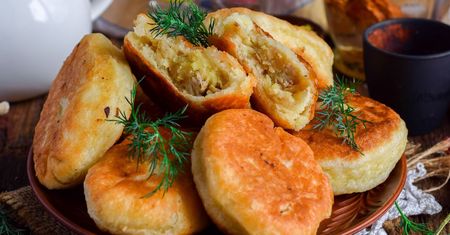 Mięso otulam ziemniakami i smażę. Te zrazy znikają tak szybko, że nie nadążam z robieniem