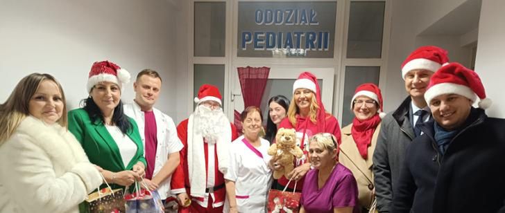 Święta zawitały do ostrowieckiego Szpitala i Domów Dziecka [Foto]
