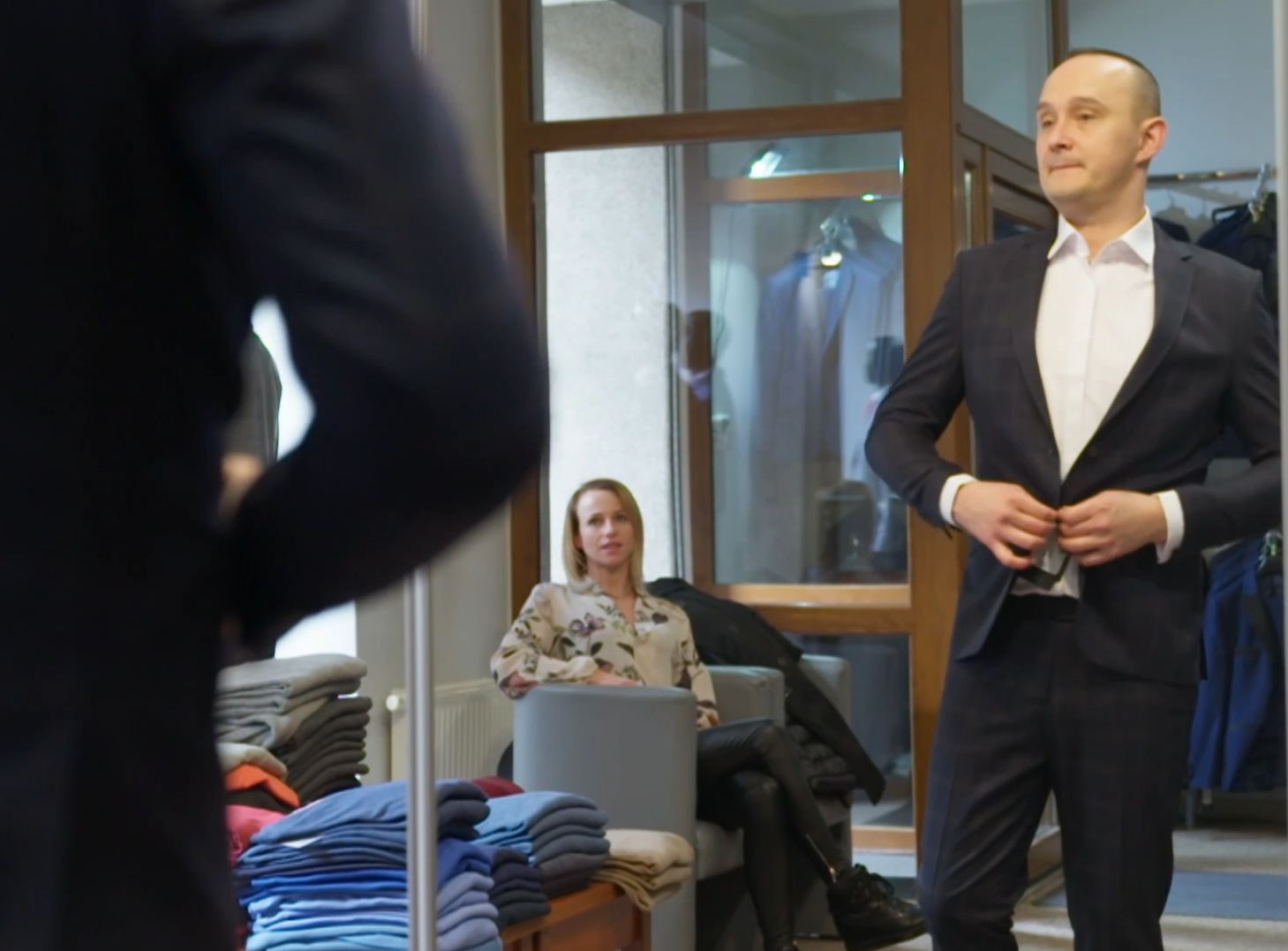 Maciej z przyjaciółką podczas ślubnych przygotowań