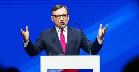 Zgody nie wydali, ale zdjąć nie chcą. Nielegalne banery z kandydatami PiS