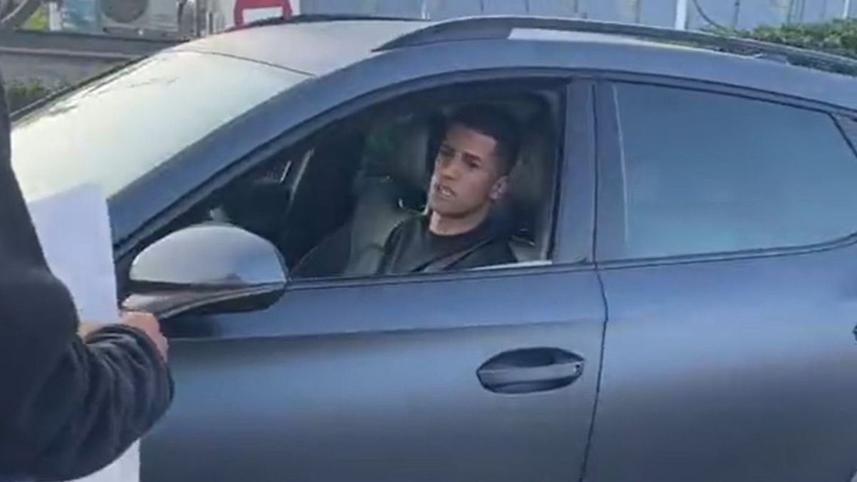 João Cancelo w rozmowie z kibicami Barcelony