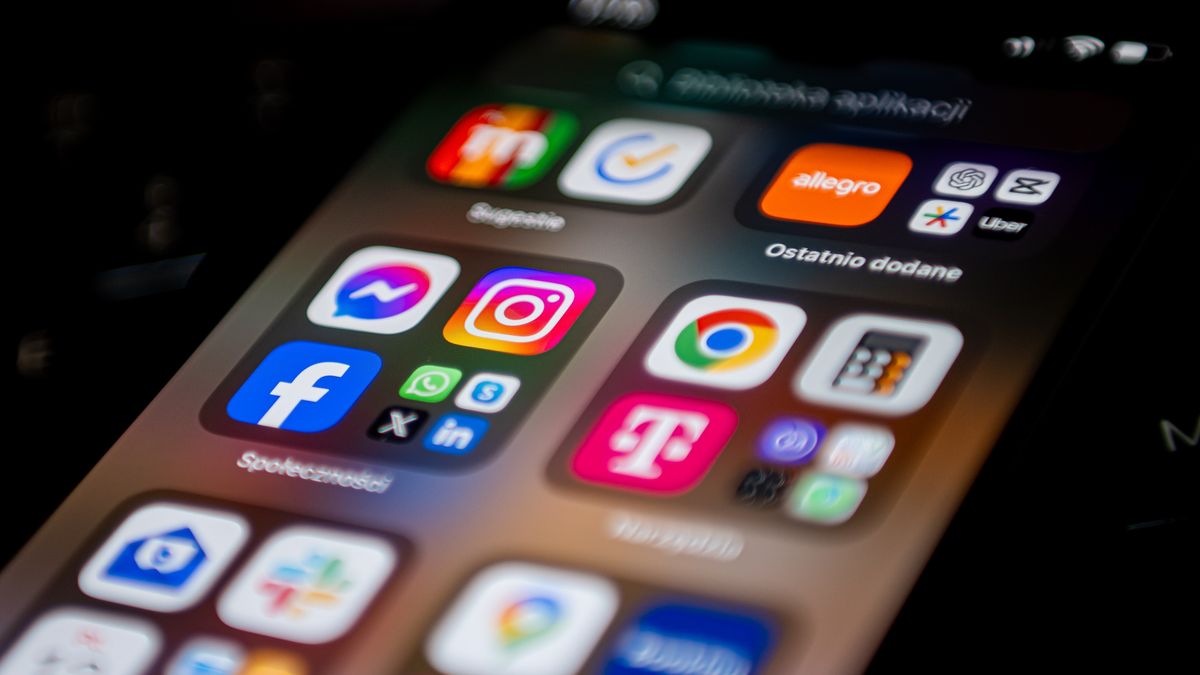 POLAND - 2024/09/13: In this photo illustration, the Social Media icons and Facebook, Messenger and Instagram logos seen displayed on a smartphone. (Photo Illustration by Mateusz Slodkowski/SOPA Images/LightRocket via Getty Images)