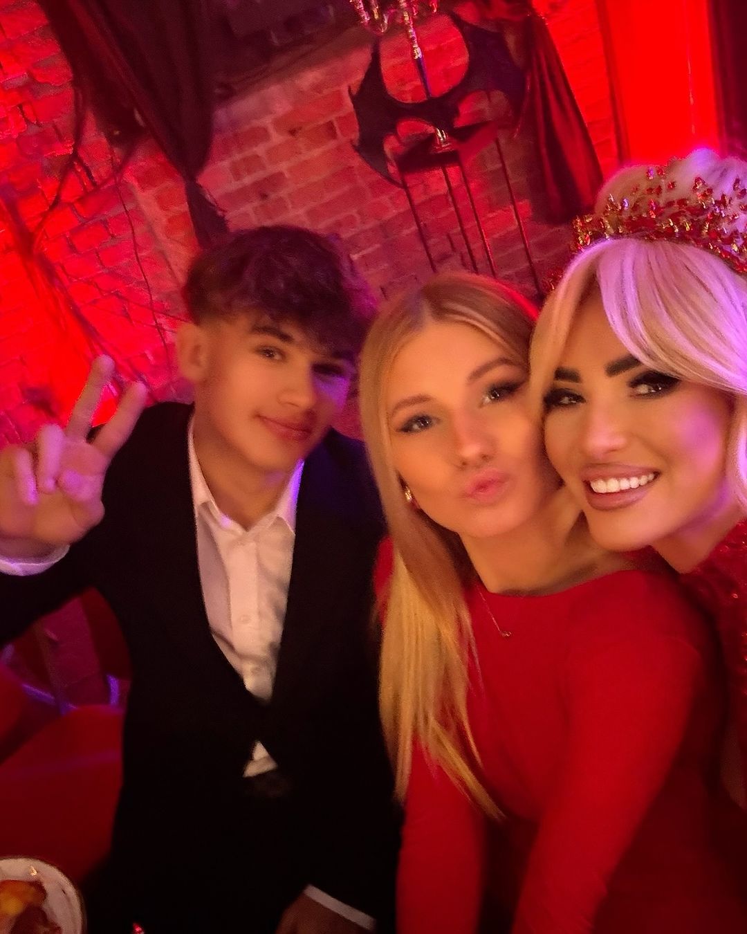 Izabela Macudzińska z córką i jej chłopakiem