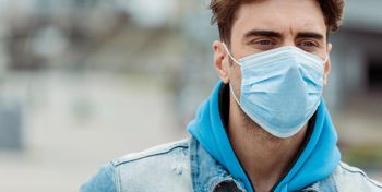 Toruń: UMK rozdaje maseczki. Ostrzegają przed chorobami
