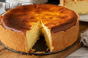 Szybki sernik, który zawsze wychodzi. Ten składnik to klucz do sukcesu
