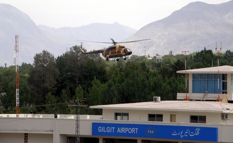 Pakistański helikopter nad lotniskiem w Gilgit