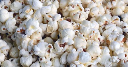 Popcorn prażony na oleju, z dodatkiem soli