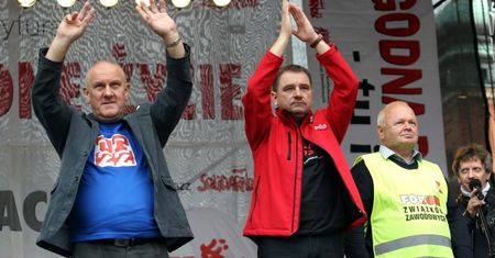 Manifestacja skończyła się hymnem. Było ich 200 tys.?