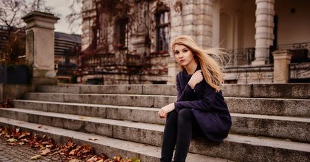 Sposób na ciekawy portret przy użyciu lustrzanki, jasnego obiektywu i prostej lampy
