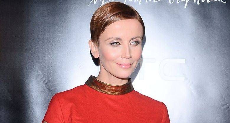 Katarzyna Zielińska w czerwieni na pokazie Tomaotomo z bardzo okrągłym brzuszkiem