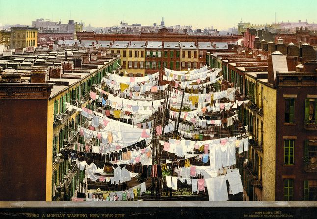 Dzięki tej technice koloryzacji zdjęć Amerykanie po raz pierwszy mogli zobaczyć w kolorze krajobrazy swojego kraju. Na zdjęciu suszące się pranie w Nowym Jorku.