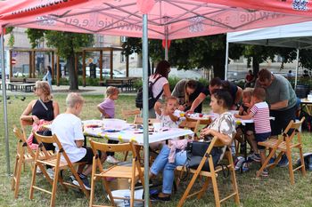 Piknik Strefy Młodzieżowej na Skwerze imienia Ireny Sendlerowej w Kielcach: warsztaty i debata