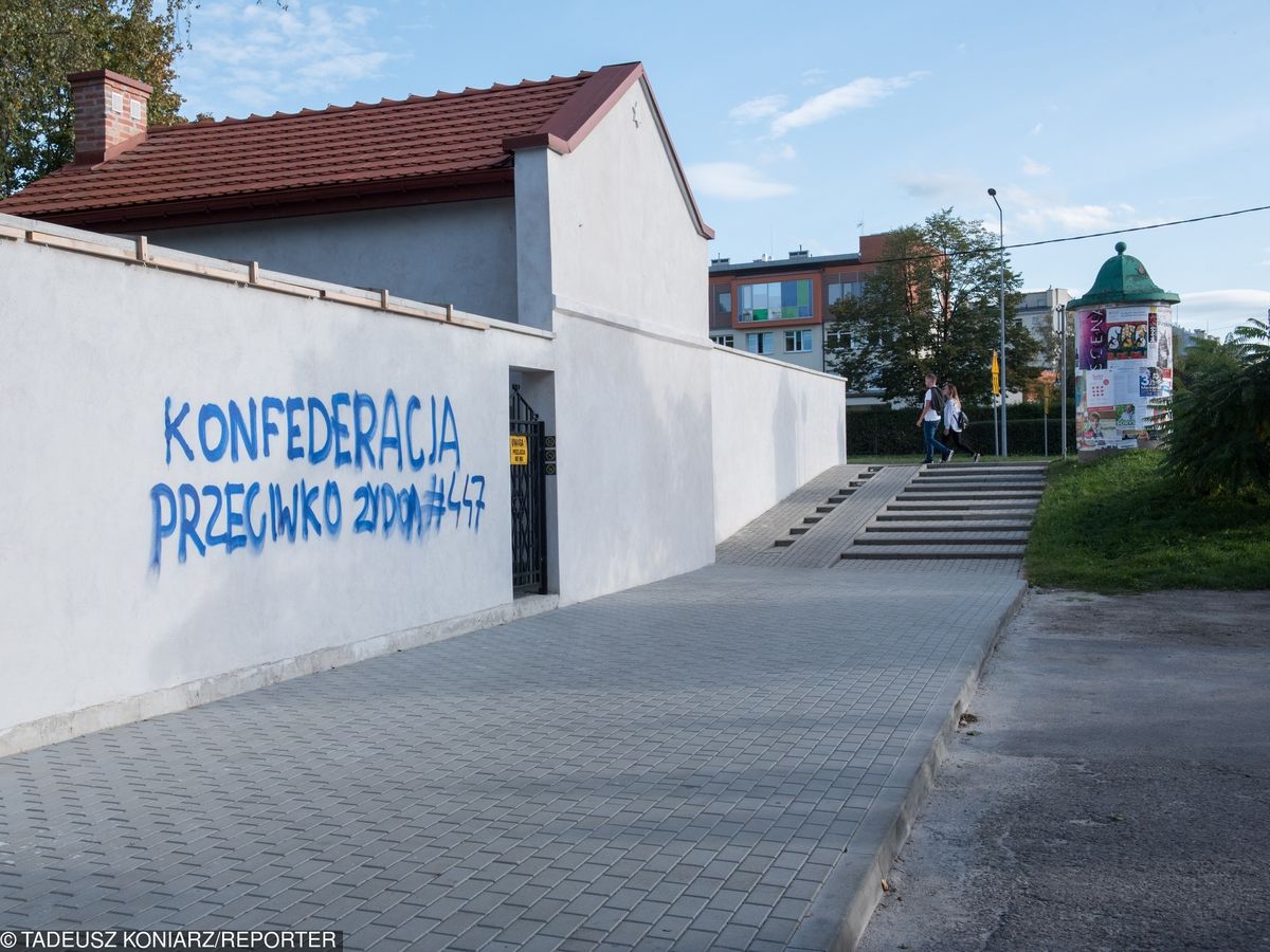 Antysemicki napis na murze cmentarza żydowskiego w Tarnowie. Konfederacja: To prowokacja