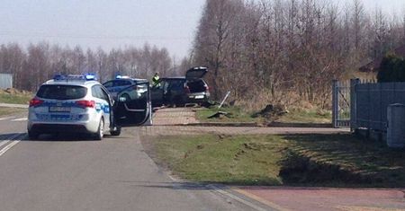 Wypadek w Rudzie Wołoskiej. Kierowca wypadł z auta po uderzeniu w konar