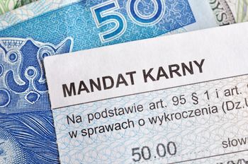Toruń: Kierowcy minęli patrol policji i gwałtownie przyspieszyli