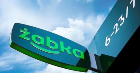 Żabka staje się centrum wszechświata. Teraz nawet uratuje Twój telefon
