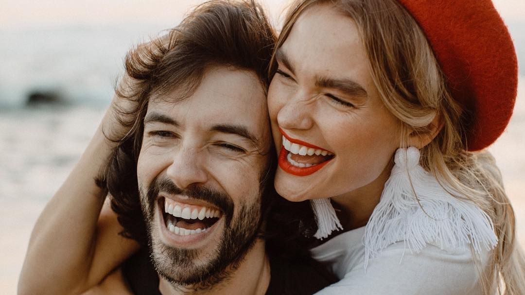 Dowiedz się, jak pomóc parze zakochanych pozować do zdjęć 1