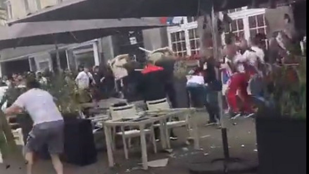 Starcie kibiców przed meczem Anglia - Serbia.