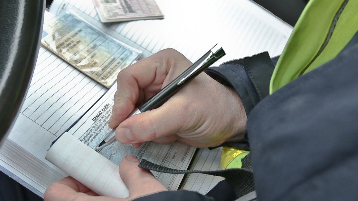 Mandat do 1000 zł otrzyma właściciel pojazdu, który nie przerejestrował go w czasie 30 dni od dnia zakupu.