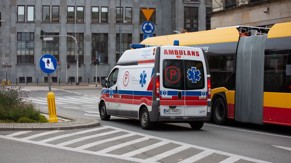 Karetek nie trzeba dezynfekować, wystarczy przewietrzyć, jeśli wiezie się kolejnego chorego na Covid-19 - twierdzą władze w mazowieckim