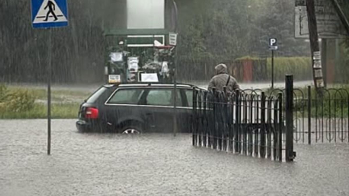W Ostrowcu doszło do zalania dróg.
