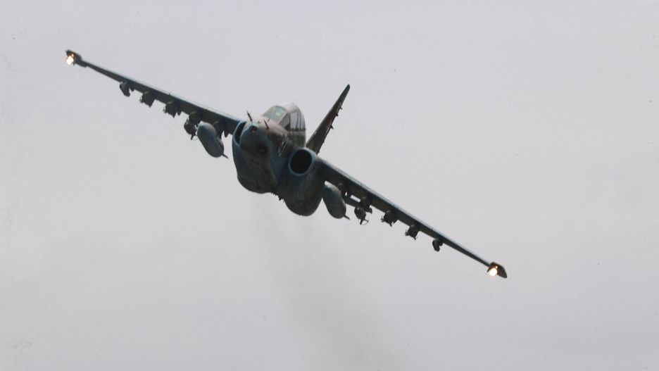 Joint special Belarusian-Russian exercise in Minsk
MINSK, BELARUS - AUGUST 25: A view of the joint special Belarusian-Russian exercise as Su-25, Yak-130, and L-39 aircraft of the Armed Forces of the Republic of Belarus landed on an airfield section of the road in Minsk, Belarus on August 25, 2021. Aircraft weapons were installed on the aircraft, refueling was carried out, after which the aircraft will perform bombing at the training ground. Stringer / Anadolu Agency/ABACAPRESS.COM 
Dostawca: PAP/Abaca
AA/ABACA
bia�orusko-rosyjskie, �wiczenia, lotnictwo wojskowe, lotnicze, specjalne, wojskowe