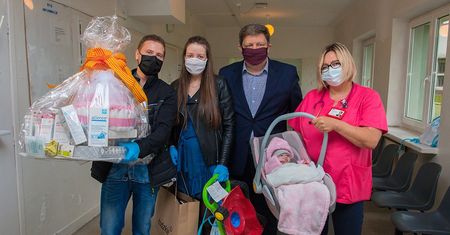 Rodzice mieli koronawirusa, ale dziecko urodziło się zdrowe. Po miesiącu spotkali się z córką