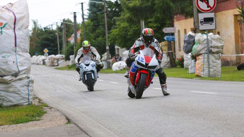 Zdjęcie okładkowe artykułu: Materiały prasowe / Prędki Racing Team / Krystian Paluch podczas wyścigu ulicznego w Czechach (nr 12)