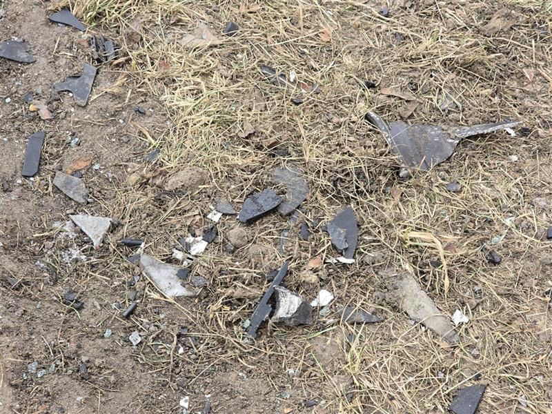 Na miejscu nadal leżą części od pojazdów