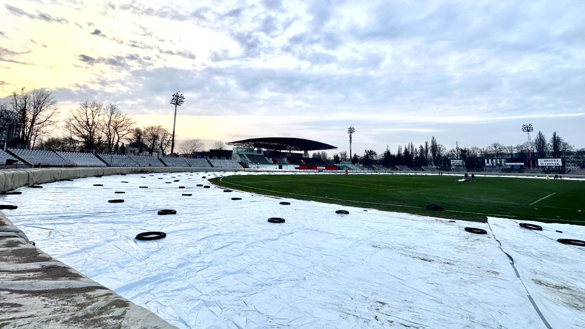Tor pod plandeką na stadionie Abramczyk Polonii Bydgoszcz