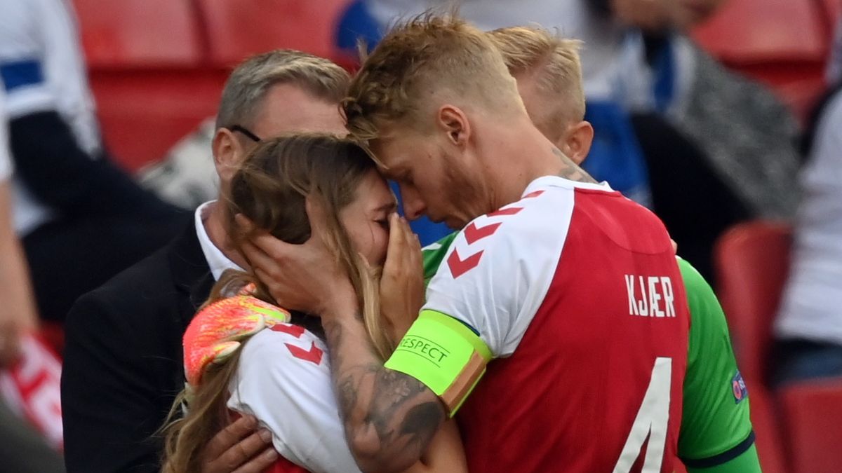 Simon Kjaer i Kasper Schmeichel (za Kjaerem) pocieszali Sabrinę Kvist Jensen, dziewczynę Christiana Eriksena