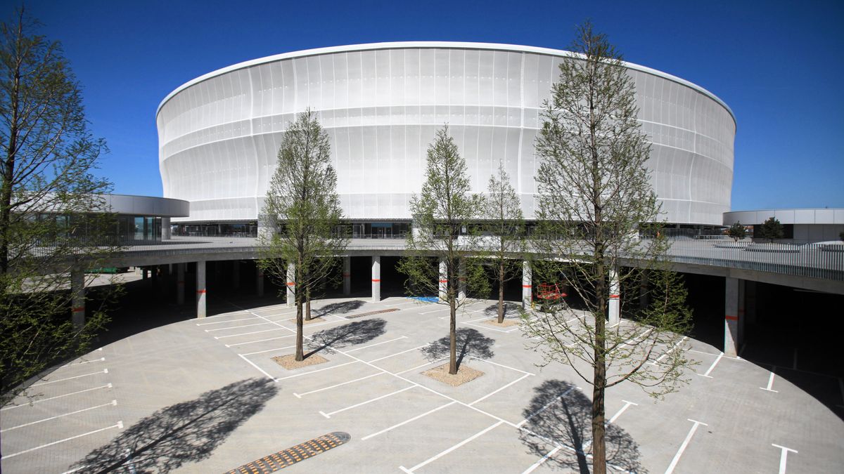 27.04.2012 WROCLAW , STADION MIEJSKI ( POTOCZNIE NAZYWANY STADIONEM NA MASLICACH ) , JEDNA Z AREN MISTRZOSTW EUROPY W PILCE NOZNEJ  - EURO 2012 . REPREZENTACJA POLSKI ROZEGRA TU MECZ GRUPOWY 16 CZERWCA .FOT . MIECZYSLAW MICHALAK / Agencja Wyborcza.plFot. Mieczyslaw Michalak / Agencja Wyborcza.plSTADION NA MASLICACH, PARKING